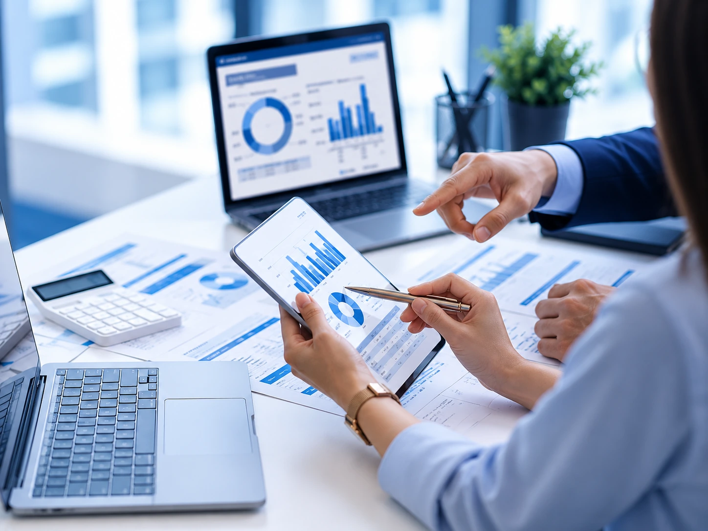Profesionales analizando datos financieros mediante herramientas digitales